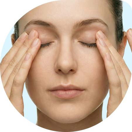 Мягкими круговыми движениями помассируйте веки, включая ресничный край, чтобы гель впитался полностью